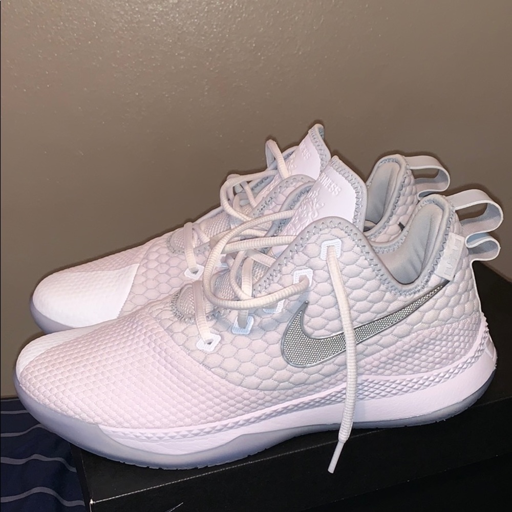 Nike Witness III